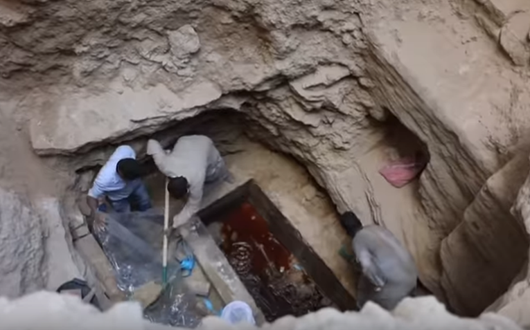 Tisuće ljudi žele piti vodu iz sarkofaga starog 2000 godina