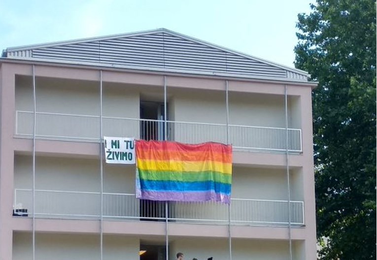 U studentskom domu na Savi objesili zastavu duginih boja: "I mi tu živimo"