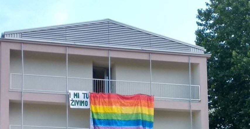 U studentskom domu na Savi objesili zastavu duginih boja: "I mi tu živimo"