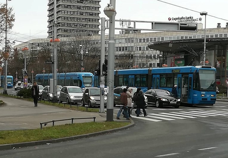 Na Savskoj u Zagrebu se pokvario tramvaj, promet blokiran