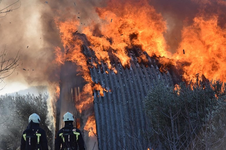VIDEO Požar u Šibeniku, izgorio prostor gdje se održavaju partyji i koncerti