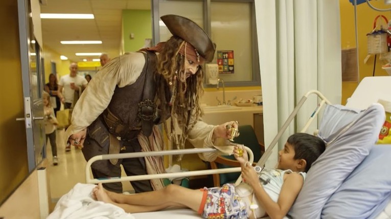 Johnny Depp na genijalan način uljepšao blagdane djeci oboljeloj od raka