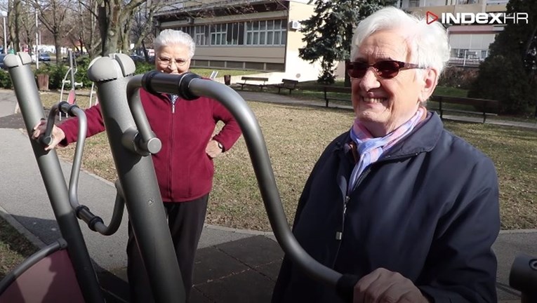 Dvije bakice iz Zagreba redovito vježbaju u parku, ovako izgleda njihov trening