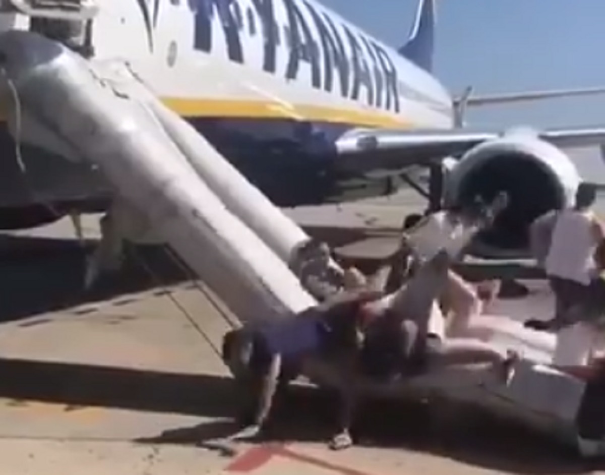 Na Ryanairovom letu planula eksterna baterija, pogledajte paniku koja je nastala