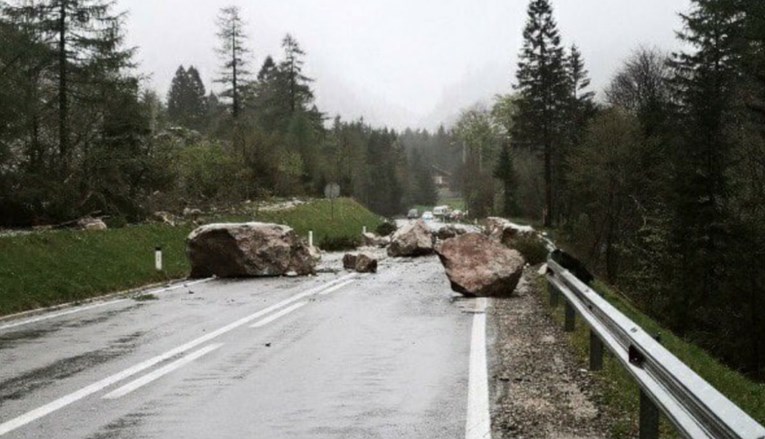 Zbog velikog odrona u Sloveniji na duže se zatvara cesta ka granici s Austrijom