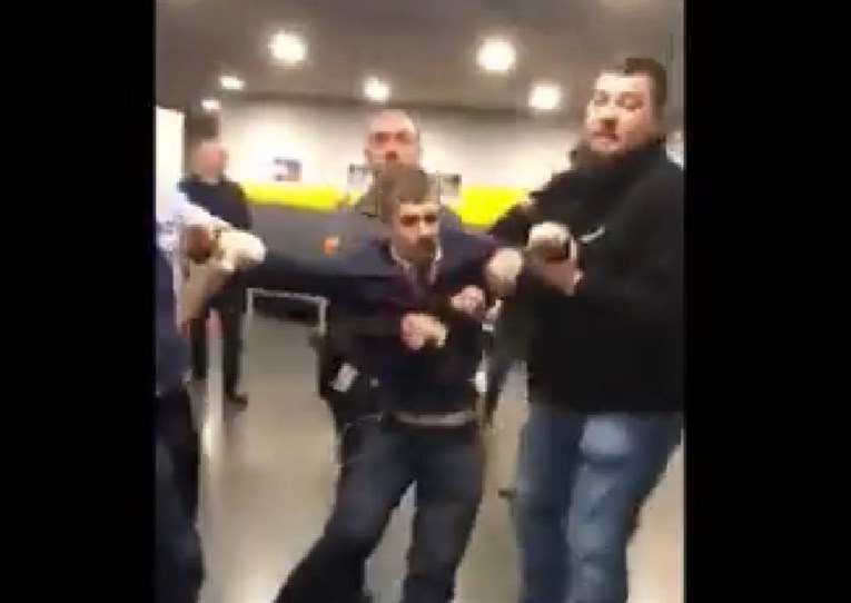 VIDEO Oporbeni zastupnici izbačeni iz zgrade mađarske državne televizije