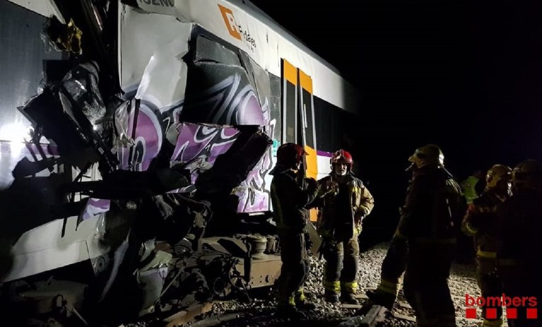 Jedna osoba poginula, 95 njih ozlijeđeno u sudaru vlakova kraj Barcelone