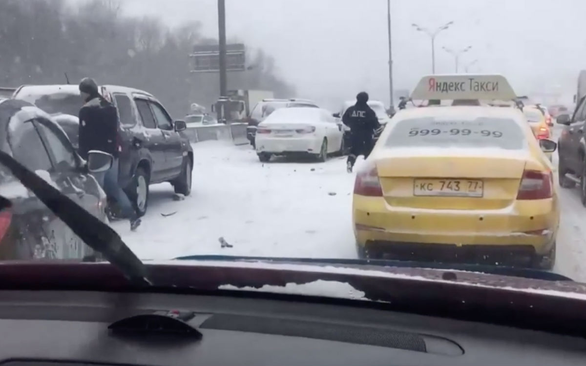 VIDEO Deseci vozila sudarili se u lančanom sudaru u Moskvi