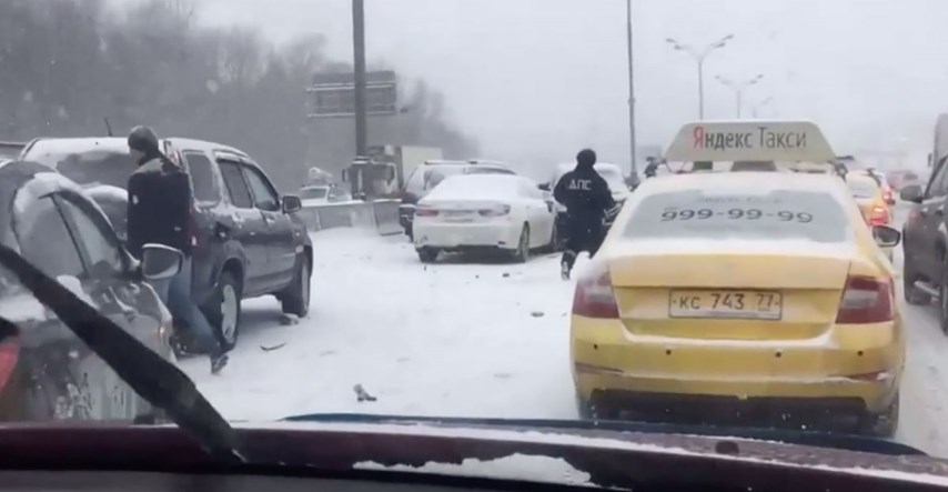 VIDEO Deseci vozila sudarili se u lančanom sudaru u Moskvi
