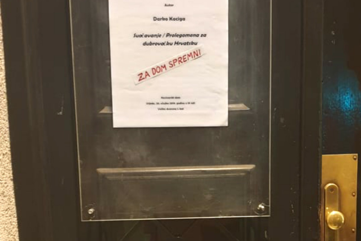 Na ulazu u HND osvanula poruka "Za dom spremni"