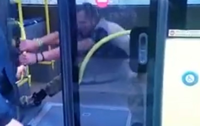 Nova snimka poludjelog divljaka koji je razbijao autobus: "Gaće ti se tresu"