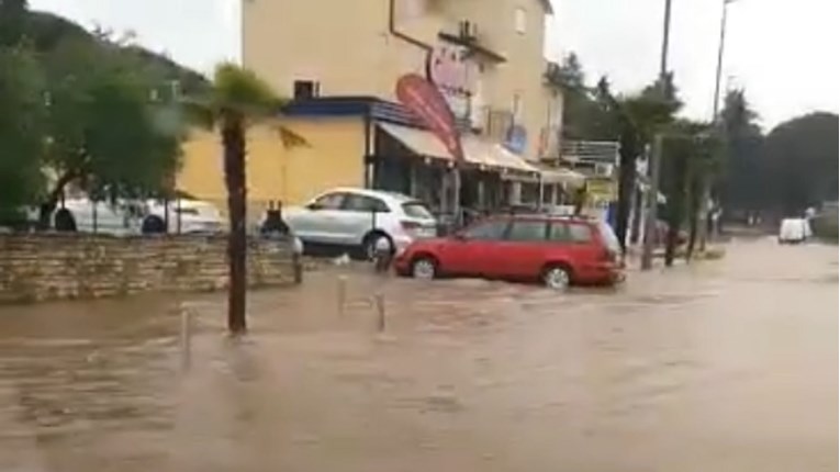 VIDEO Potop u Istri, u par sati palo kiše kao u mjesec dana