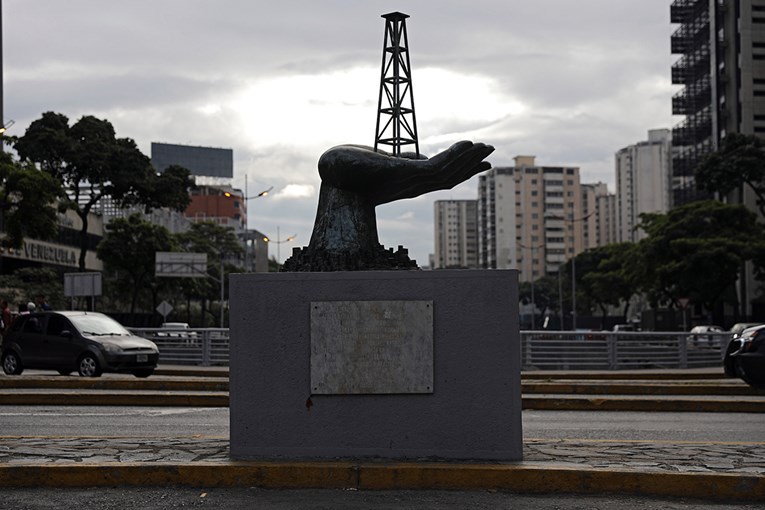 Reuters: Venezuela prebacuje račune za naftu u rusku Gazprom banku