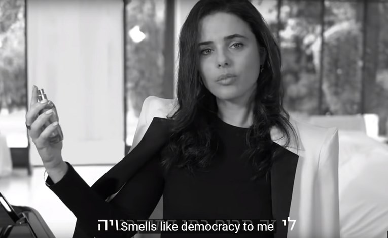 VIDEO Izraelska ministrica u predizbornom spotu šprica se parfemom "Fašizam"