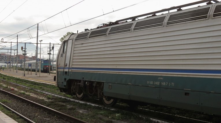 SELFIE KOJI JE ŠOKIRAO ITALIJU Snimao se sa ženom na koju je naletio vlak
