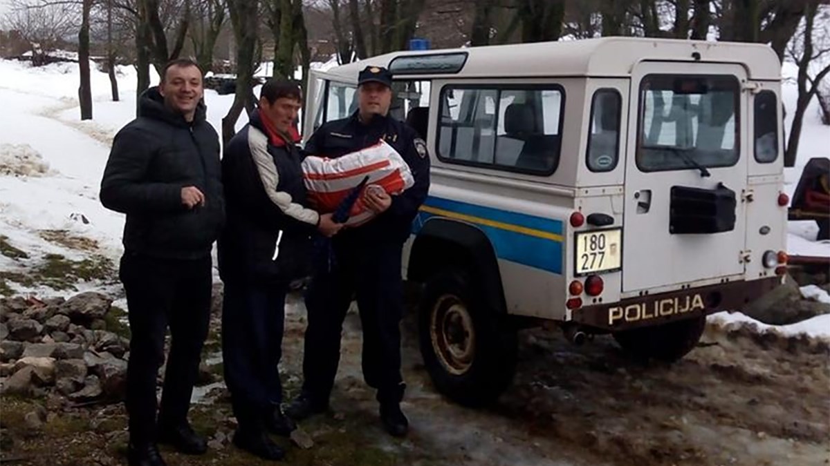 Obitelj u Lici mjesec dana bila odsječena, policajci se probili do njih
