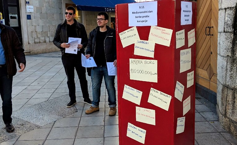 Mladi SDP-ovci u Splitu otkrili HDZ-ov "stup srama"