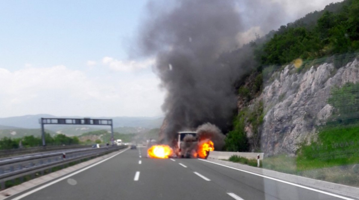 VIDEO Zapalio se autobus koji je vozio djecu u Istru. Požar se širi prema šumi