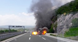 VIDEO Zapalio se autobus koji je vozio djecu u Istru. Požar se širi prema šumi