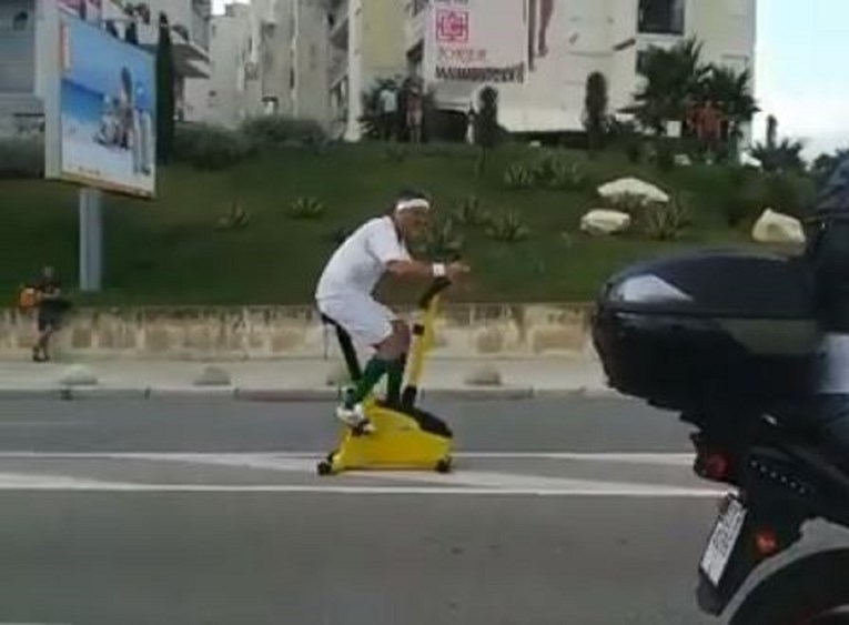 Majstor u Splitu izvadio sobni bicikl i vježbao nasred ceste