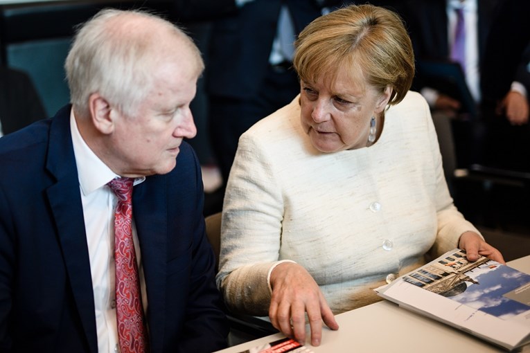 Glavni suparnik Angele Merkel se povlači iz stranke, ali ostaje ministar