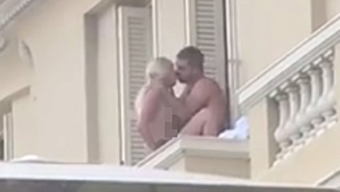 Balkonu seks na Roczny chłopiec