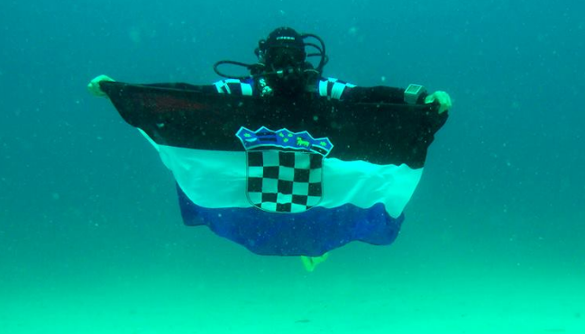 Legendarni ratni pilot zaronio s hrvatskom zastavom i Vatrenima poslao emotivnu poruku