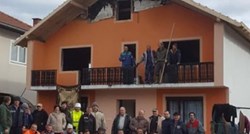 Obitelji u Bosni izgorjela kuća, cijelo selo se skupilo i pomoglo im u obnovi