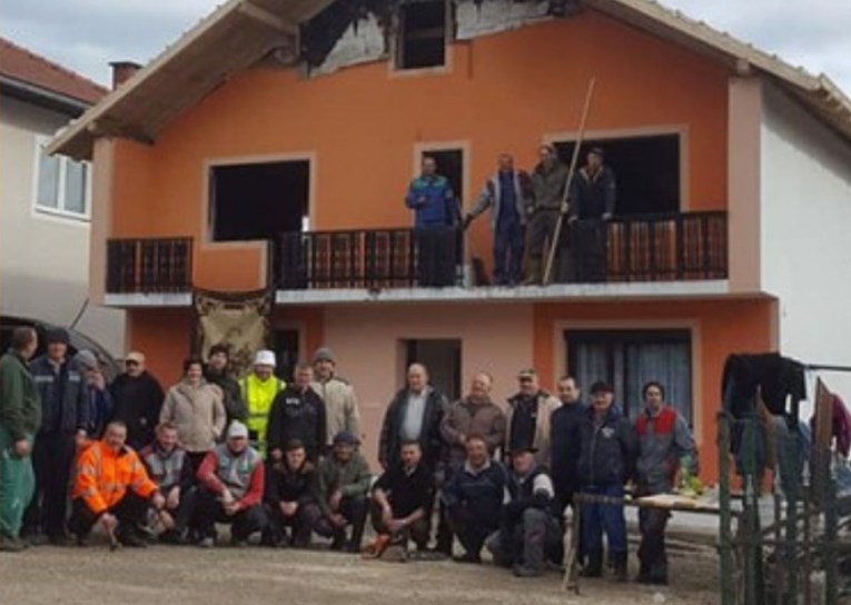 Obitelji u Bosni izgorjela kuća, cijelo selo se skupilo i pomoglo im u obnovi
