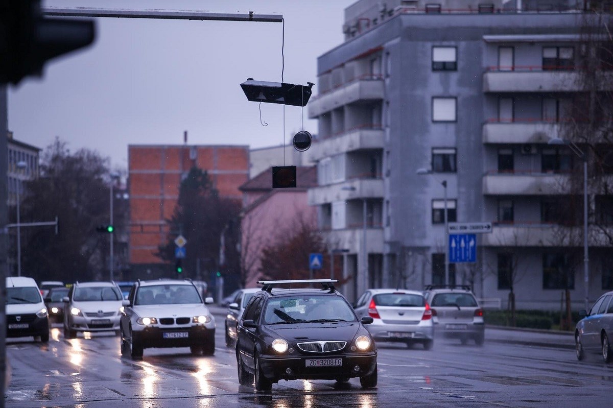 Semafor visio nad jednom od najprometnijih ulica u Zagrebu