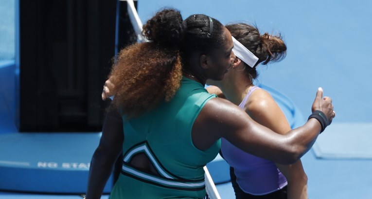 Serena izgubila samo dva gema pa tješila uplakanu protivnicu