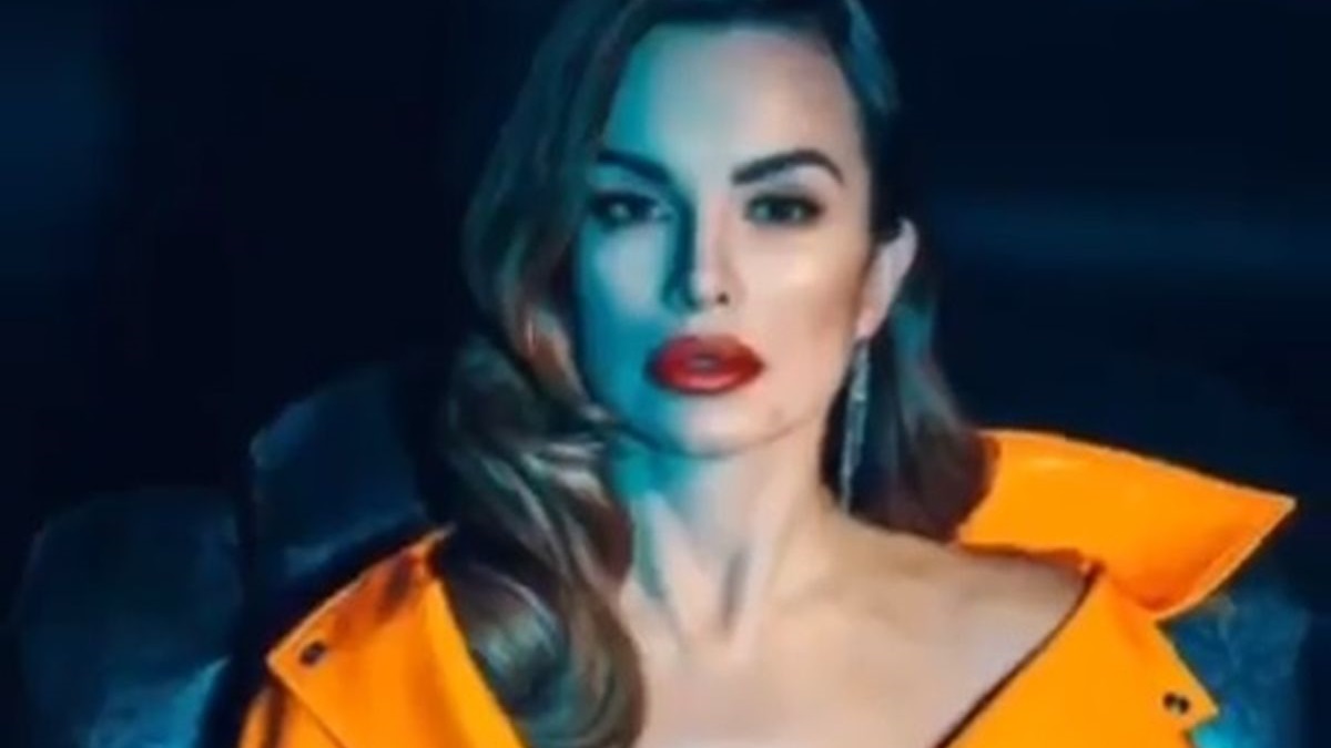 Severina pokazala grudi odjevena samo u gaćice i kaput