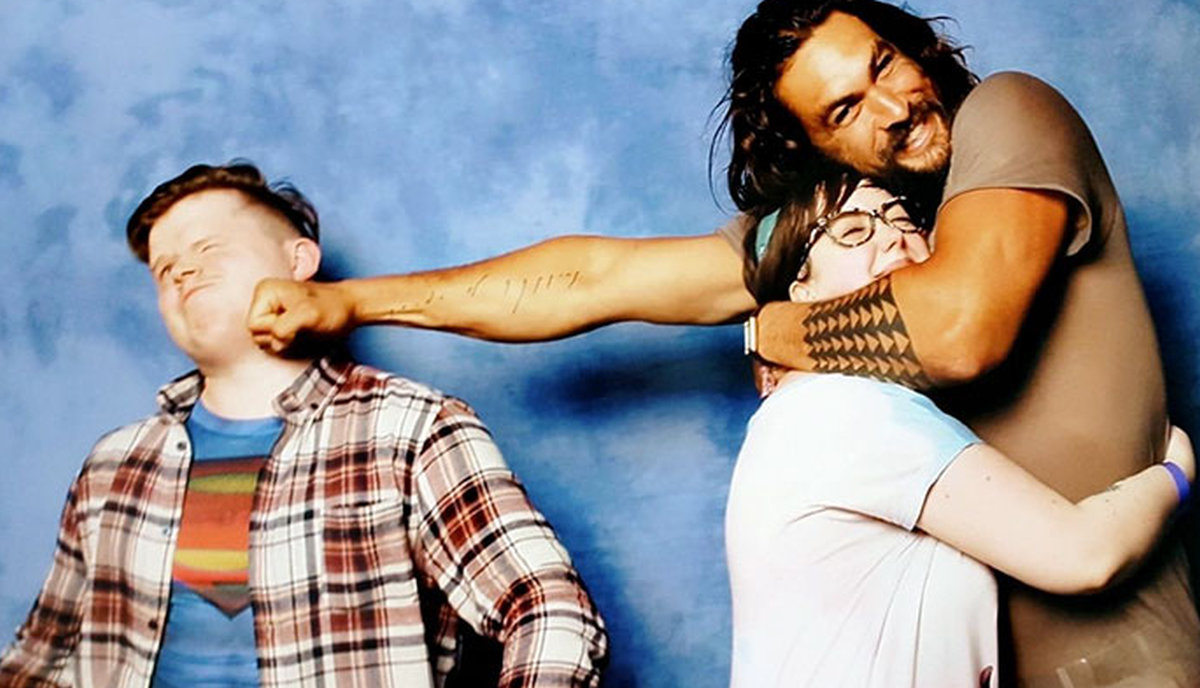 Ono što Jason Momoa radi frajerima kad se s curama dođu fotkati s njim je sve