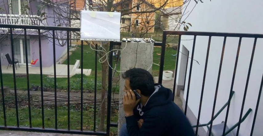 Bosanac na ogradu postavio produžni kabel da migranti mogu puniti mobitele