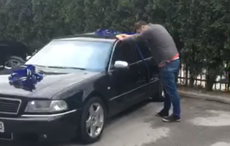 Bosancu šef poklonio novi auto: "Da pokažemo da ima budućnosti u ovoj državi"