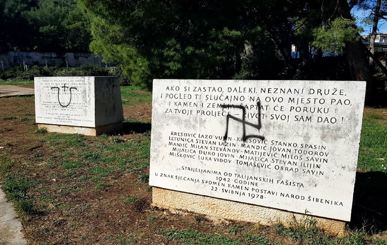 FOTO Fašisti uništili spomenike u Šibeniku, napisali da je to osveta za Pavelića