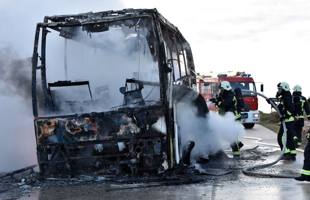 Kod Šibenika se zapalio autobus