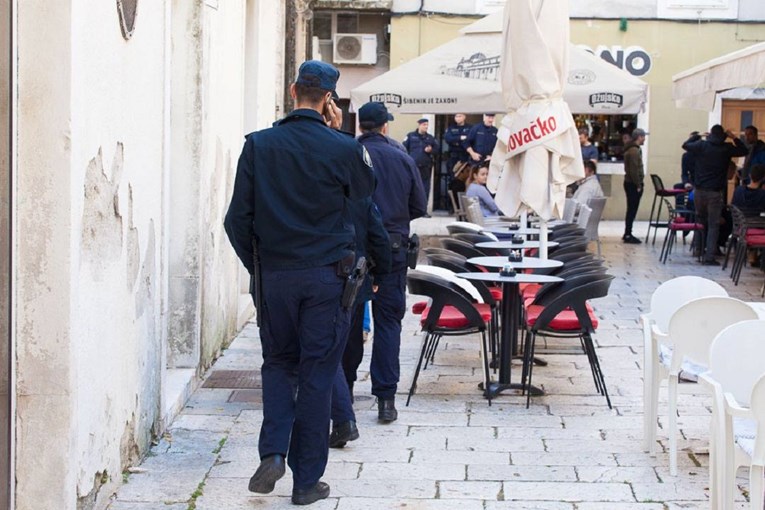 Policija u Šibeniku spriječila tučnjavu Boysa i Torcide, privedeno 27 navijača