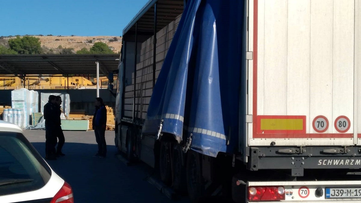 Uhvaćeni muškarci koji su u Šibeniku pobjegli iz kamiona. Radi se o migrantima?