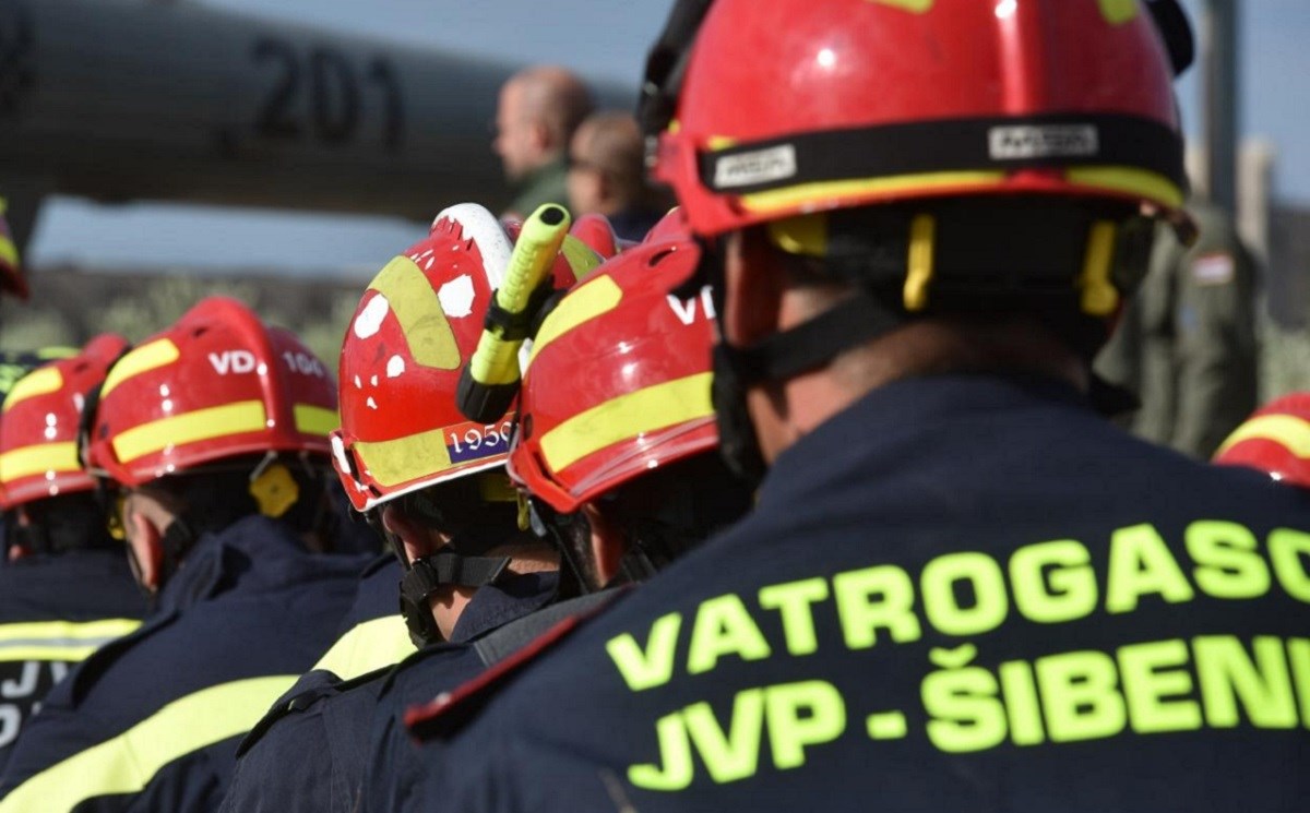 U Šibeniku teško pretučen vatrogasac koji je pomagao djevojci