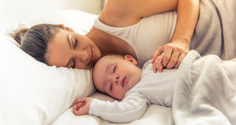 Spavanje s djecom u krevetu povećava rizik od iznenadne dojenačke smrti