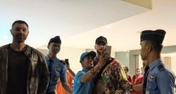 Ludi doček u Indoneziji za hrvatsku zvijezdu. I policajci se slikali s njim