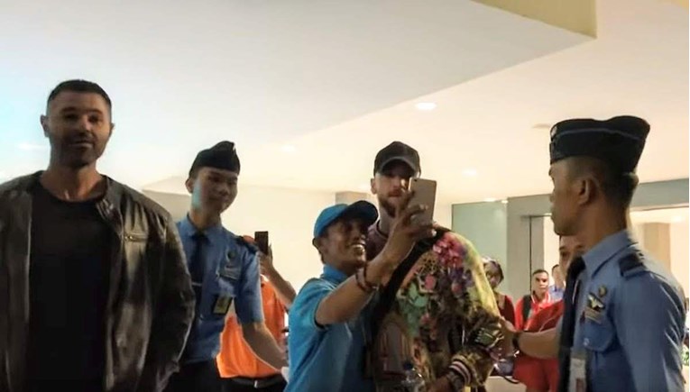 Ludi doček u Indoneziji za hrvatsku zvijezdu. I policajci se slikali s njim