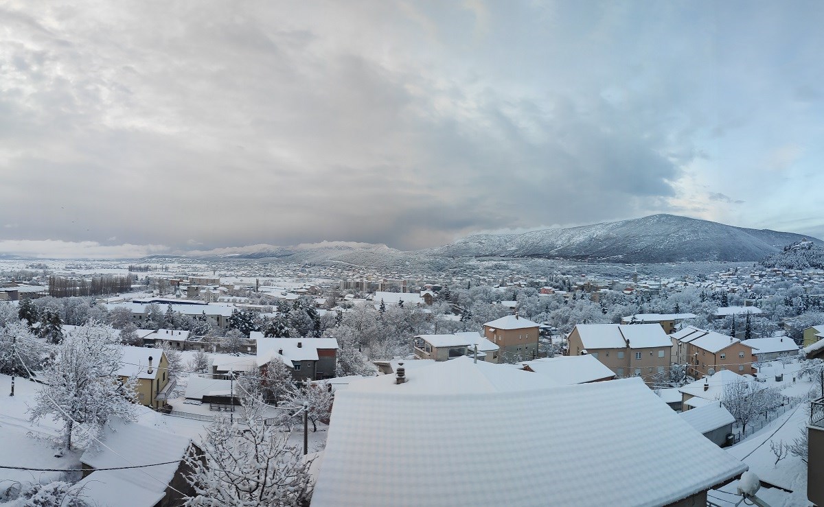 U Dalmaciji palo do 40 cm snijega, mnoge škole zatvorene. Pogledajte slike