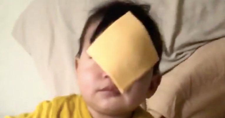 Bizarni izazov kruži društvenim mrežama: Ljudi gađaju bebe listićima sira