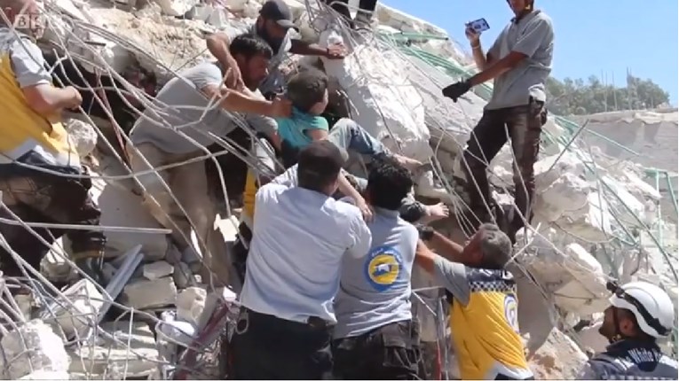 VIDEO Spasioci izvlače djecu iz ruševina nakon ogromne eksplozije u Siriji