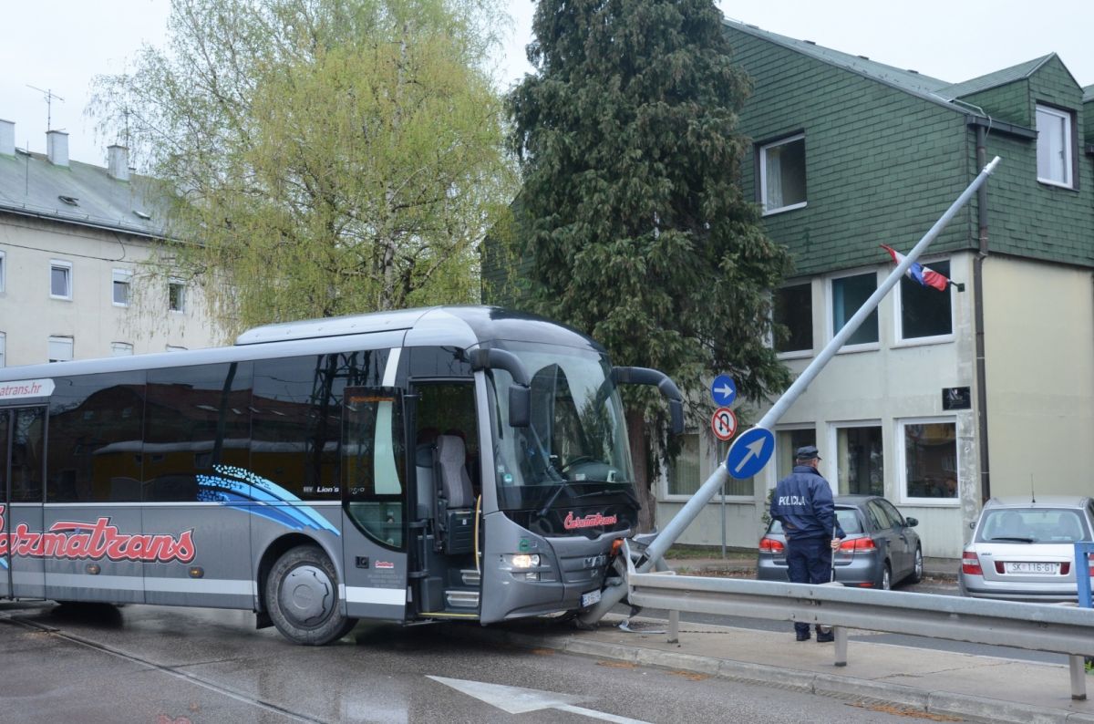 FOTO Autobus u Sisku se zabio u stup