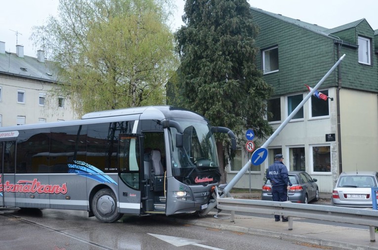 FOTO Autobus u Sisku se zabio u stup