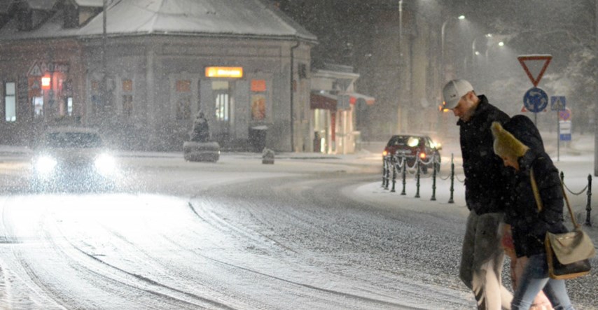 FOTO Snijeg zabijelio ulice Siska