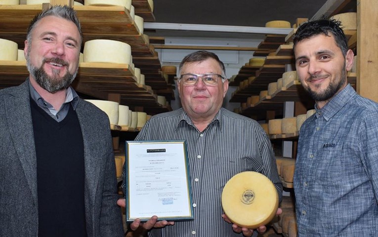 Povijesni trenutak: Sirana Kolan dobila prvi certifikat za Paški sir